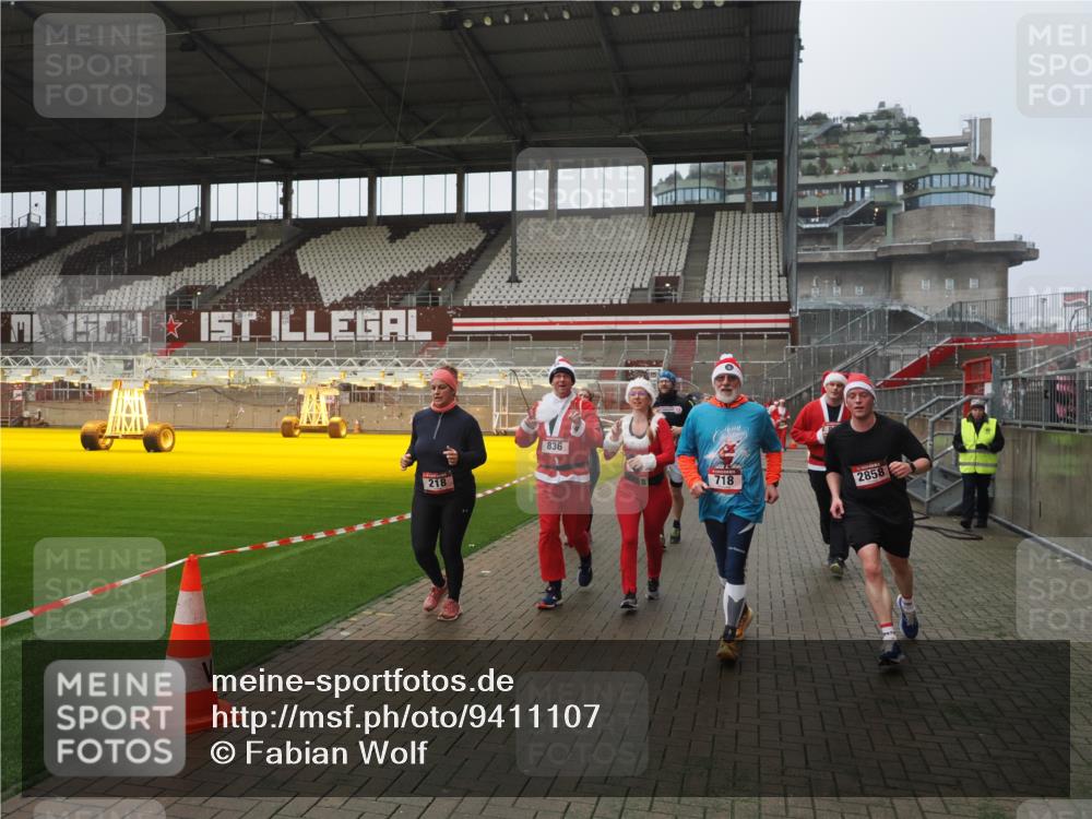 07.12.2025 - St. Pauli X-Mass-Run No. 15 Fabian Wolf http://msf.ph/oto/9411107 07.12.2025 11:12:24 Ziel 46, 76, 79, 218, 597, 605, 663, 671, 682, 718, 836, 839, 888, 2858 meine-sportfotos.de