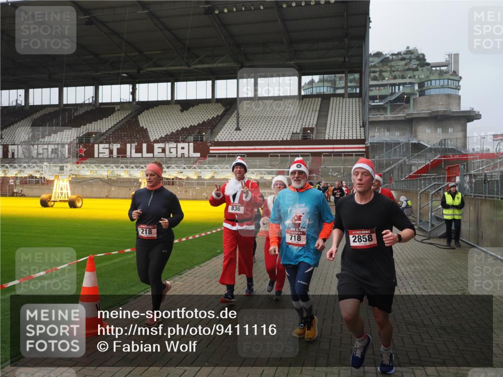 07.12.2025 - St. Pauli X-Mass-Run No. 15 Fabian Wolf http://msf.ph/oto/9411116 07.12.2025 11:12:25 Ziel 46, 76, 79, 218, 489, 597, 605, 663, 671, 682, 718, 836, 839, 888, 1142, 2858 meine-sportfotos.de