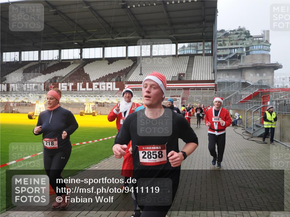 07.12.2025 - St. Pauli X-Mass-Run No. 15 Fabian Wolf http://msf.ph/oto/9411119 07.12.2025 11:12:25 Ziel 46, 76, 79, 218, 489, 597, 605, 663, 671, 682, 718, 836, 839, 888, 1142, 2858 meine-sportfotos.de