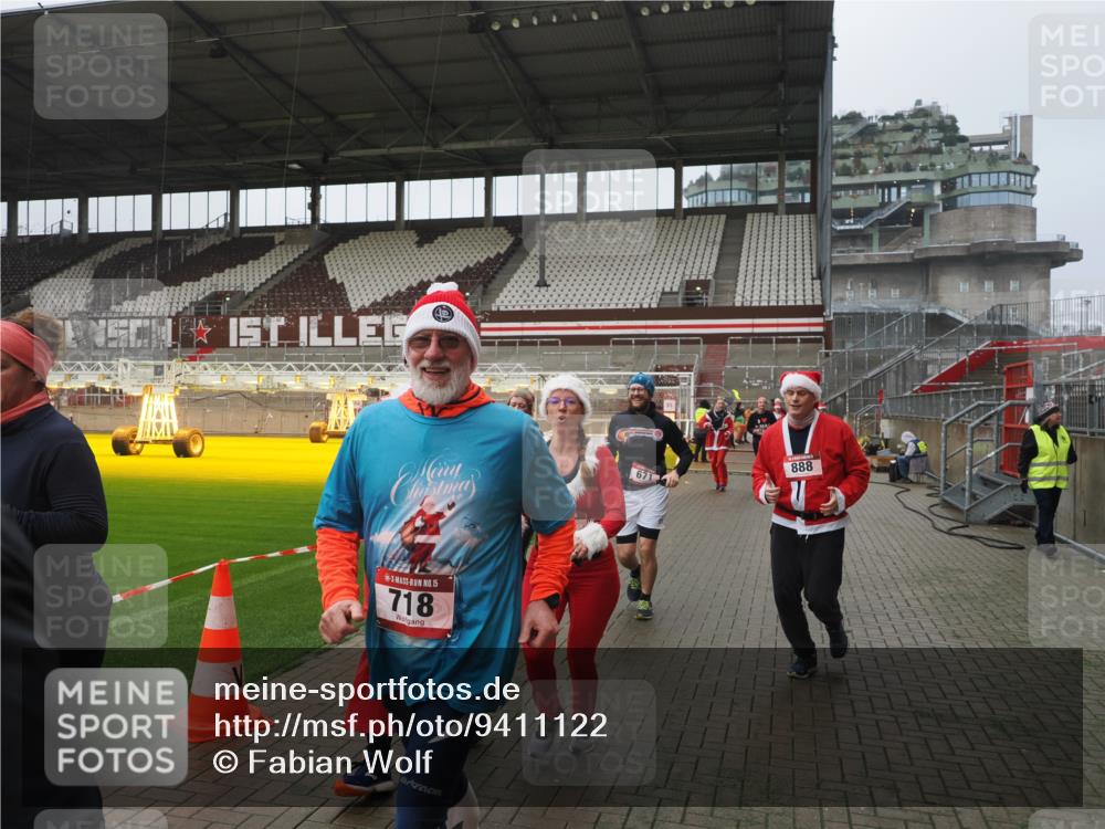 07.12.2025 - St. Pauli X-Mass-Run No. 15 Fabian Wolf http://msf.ph/oto/9411122 07.12.2025 11:12:25 Ziel 46, 76, 79, 218, 489, 597, 605, 663, 671, 682, 718, 836, 839, 888, 1142, 2858 meine-sportfotos.de