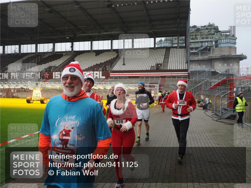 07.12.2025 - St. Pauli X-Mass-Run No. 15 Fabian Wolf http://msf.ph/oto/9411125 07.12.2025 11:12:25 Ziel 46, 76, 79, 218, 489, 597, 605, 663, 671, 682, 718, 836, 839, 888, 1142, 2858 meine-sportfotos.de