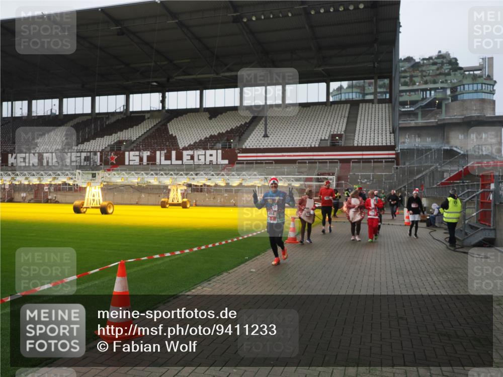 07.12.2025 - St. Pauli X-Mass-Run No. 15 Fabian Wolf http://msf.ph/oto/9411233 07.12.2025 11:12:46 Ziel 494, 1261, 1420, 1422, 1423, 1609, 1610, 3167, 4794, 4795, 4796, 4802, 4804 meine-sportfotos.de