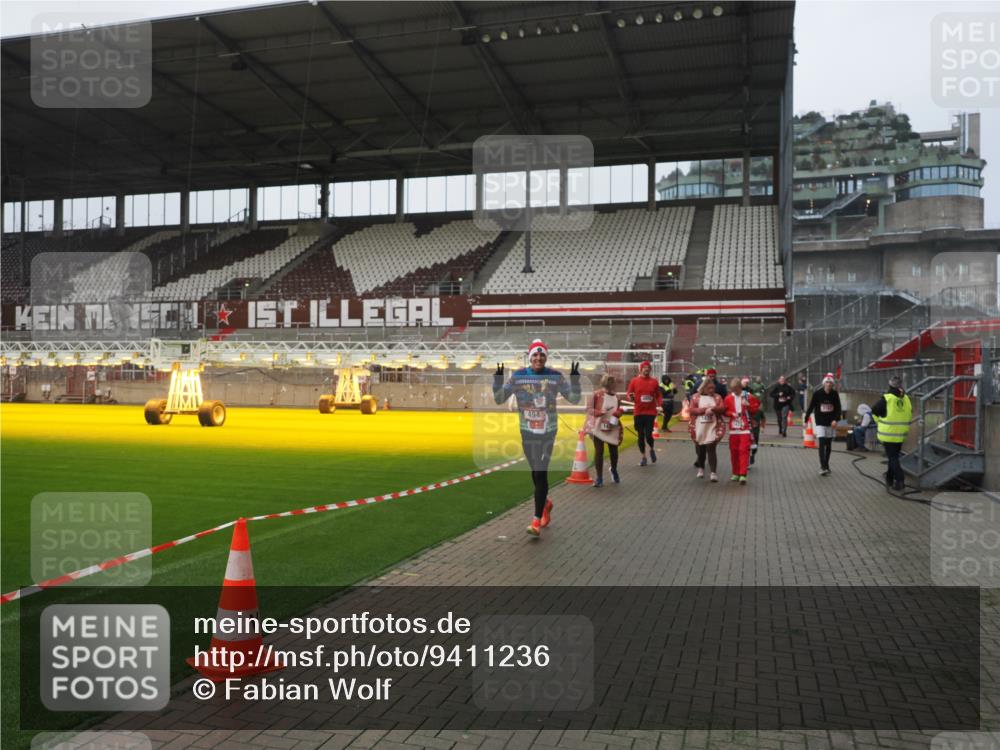 07.12.2025 - St. Pauli X-Mass-Run No. 15 Fabian Wolf http://msf.ph/oto/9411236 07.12.2025 11:12:46 Ziel 494, 1261, 1420, 1422, 1423, 1609, 1610, 3167, 4794, 4795, 4796, 4802, 4804 meine-sportfotos.de