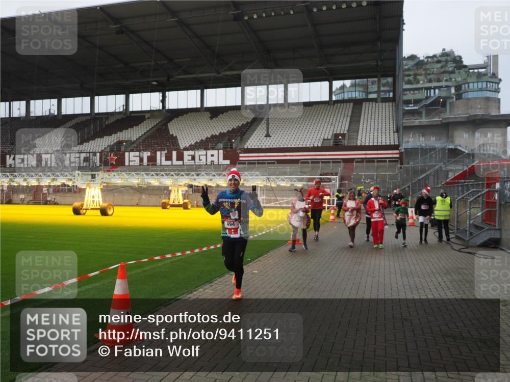 07.12.2025 - St. Pauli X-Mass-Run No. 15 Fabian Wolf http://msf.ph/oto/9411251 07.12.2025 11:12:47 Ziel 494, 1261, 1420, 1422, 1423, 3167, 4794, 4795, 4796, 4802, 4804 meine-sportfotos.de
