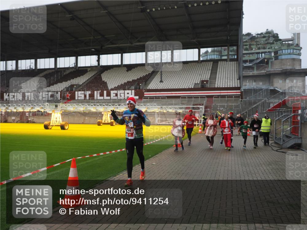 07.12.2025 - St. Pauli X-Mass-Run No. 15 Fabian Wolf http://msf.ph/oto/9411254 07.12.2025 11:12:47 Ziel 494, 1261, 1420, 1422, 1423, 3167, 4794, 4795, 4796, 4802, 4804 meine-sportfotos.de