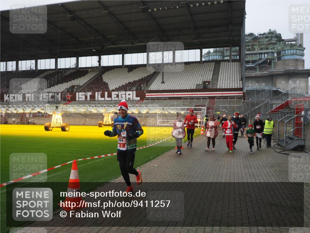 07.12.2025 - St. Pauli X-Mass-Run No. 15 Fabian Wolf http://msf.ph/oto/9411257 07.12.2025 11:12:47 Ziel 494, 1261, 1420, 1422, 1423, 3167, 4794, 4795, 4796, 4802, 4804 meine-sportfotos.de