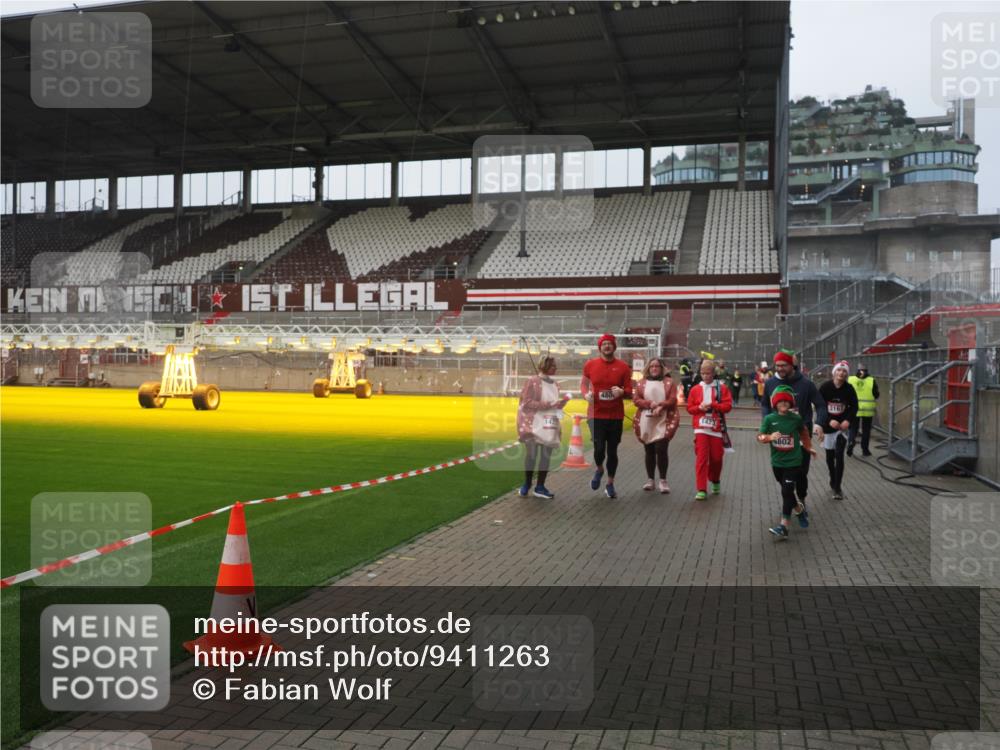 07.12.2025 - St. Pauli X-Mass-Run No. 15 Fabian Wolf http://msf.ph/oto/9411263 07.12.2025 11:12:49 Ziel 494, 1420, 1422, 1423, 3167, 4794, 4795, 4796, 4802, 4804 meine-sportfotos.de