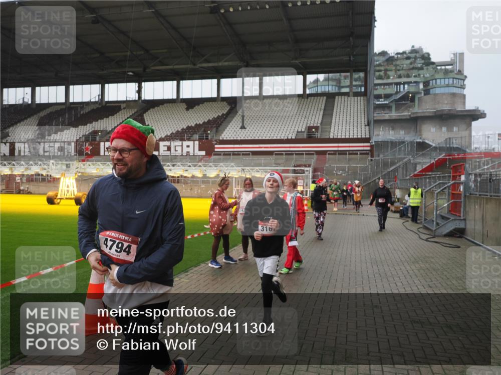 07.12.2025 - St. Pauli X-Mass-Run No. 15 Fabian Wolf http://msf.ph/oto/9411304 07.12.2025 11:12:52 Ziel 494, 681, 919, 1175, 1178, 1420, 1422, 3167, 4794, 4795, 4796, 4802, 4804 meine-sportfotos.de