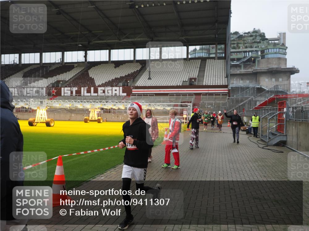 07.12.2025 - St. Pauli X-Mass-Run No. 15 Fabian Wolf http://msf.ph/oto/9411307 07.12.2025 11:12:52 Ziel 494, 681, 919, 1175, 1178, 1420, 1422, 3167, 4794, 4795, 4796, 4802, 4804 meine-sportfotos.de