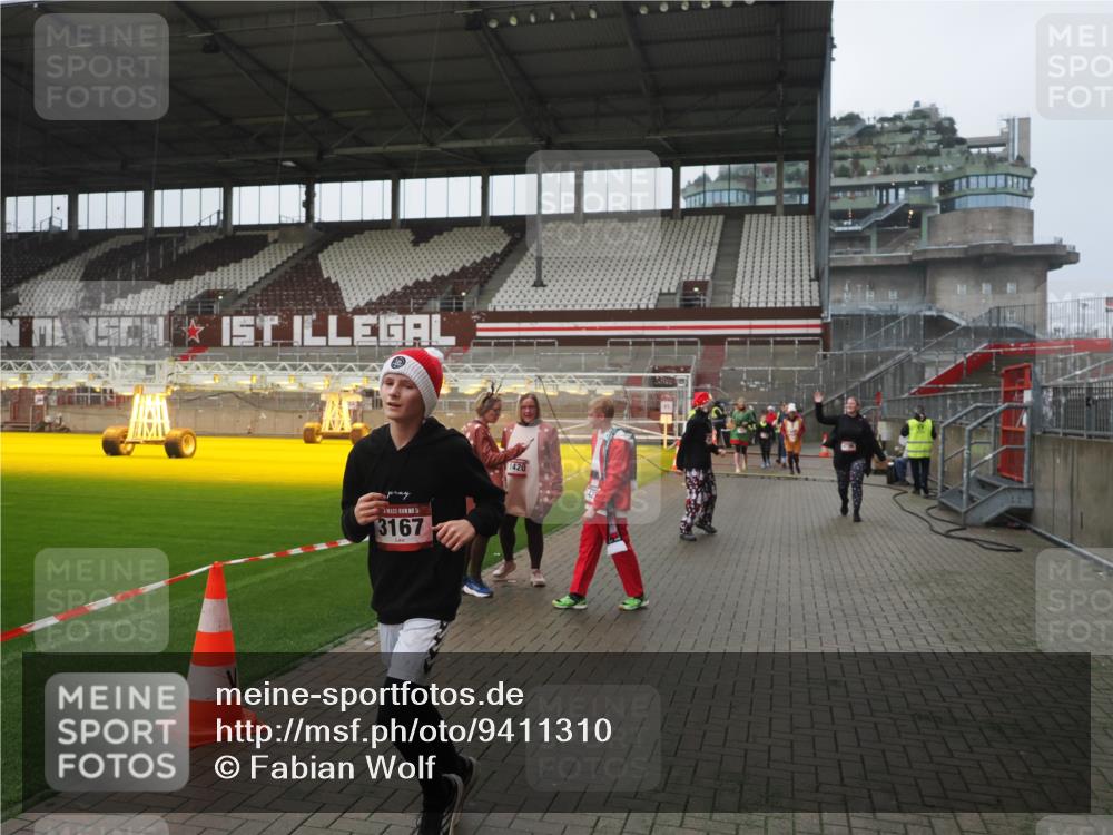 07.12.2025 - St. Pauli X-Mass-Run No. 15 Fabian Wolf http://msf.ph/oto/9411310 07.12.2025 11:12:53 Ziel 494, 681, 919, 1175, 1178, 1420, 1422, 1703, 3167, 4794, 4795, 4796, 4802, 4804 meine-sportfotos.de