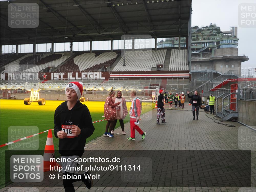 07.12.2025 - St. Pauli X-Mass-Run No. 15 Fabian Wolf http://msf.ph/oto/9411314 07.12.2025 11:12:53 Ziel 494, 681, 919, 1175, 1178, 1420, 1422, 1703, 3167, 4794, 4795, 4796, 4802, 4804 meine-sportfotos.de