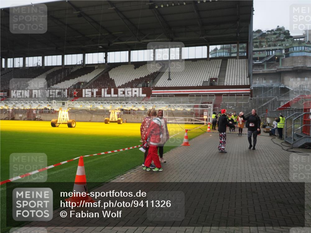 07.12.2025 - St. Pauli X-Mass-Run No. 15 Fabian Wolf http://msf.ph/oto/9411326 07.12.2025 11:12:54 Ziel 494, 681, 919, 1175, 1178, 1420, 1422, 1703, 3167, 4794, 4795, 4796, 4802, 4804 meine-sportfotos.de