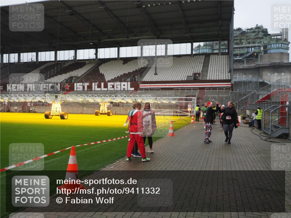 07.12.2025 - St. Pauli X-Mass-Run No. 15 Fabian Wolf http://msf.ph/oto/9411332 07.12.2025 11:12:55 Ziel 494, 681, 683, 684, 919, 1175, 1178, 1420, 1422, 1703, 3167, 4794, 4795, 4796, 4802, 4804 meine-sportfotos.de