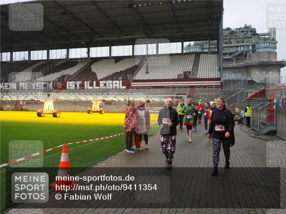 07.12.2025 - St. Pauli X-Mass-Run No. 15 Fabian Wolf http://msf.ph/oto/9411354 07.12.2025 11:12:58 Ziel 494, 681, 683, 684, 919, 1175, 1178, 1703, 3167, 4794, 4795, 4796, 4802, 4804 meine-sportfotos.de