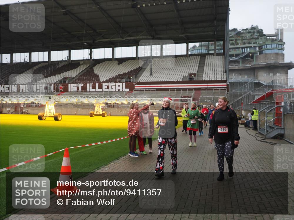 07.12.2025 - St. Pauli X-Mass-Run No. 15 Fabian Wolf http://msf.ph/oto/9411357 07.12.2025 11:12:59 Ziel 494, 681, 683, 684, 919, 1175, 1178, 1703, 3167, 4794, 4795, 4796, 4802, 4804 meine-sportfotos.de