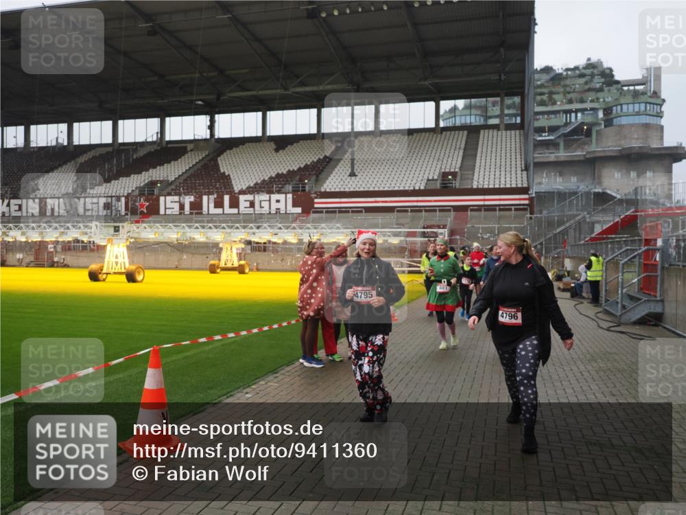 07.12.2025 - St. Pauli X-Mass-Run No. 15 Fabian Wolf http://msf.ph/oto/9411360 07.12.2025 11:12:59 Ziel 494, 681, 683, 684, 919, 1175, 1178, 1703, 3167, 4794, 4795, 4796, 4802, 4804 meine-sportfotos.de