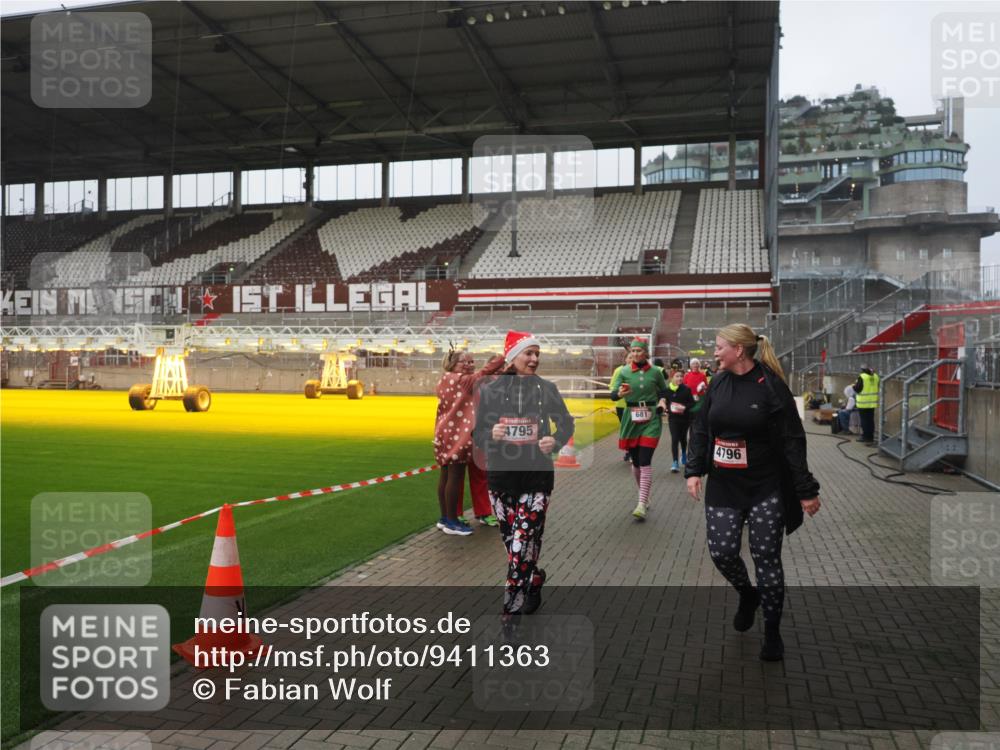 07.12.2025 - St. Pauli X-Mass-Run No. 15 Fabian Wolf http://msf.ph/oto/9411363 07.12.2025 11:12:59 Ziel 494, 681, 683, 684, 919, 1175, 1178, 1703, 3167, 4794, 4795, 4796, 4802, 4804 meine-sportfotos.de