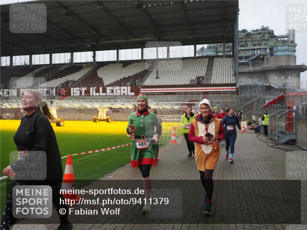 07.12.2025 - St. Pauli X-Mass-Run No. 15 Fabian Wolf http://msf.ph/oto/9411379 07.12.2025 11:13:01 Ziel 681, 683, 684, 919, 1175, 1178, 1703, 3167, 4794, 4795, 4796, 4802, 4804 meine-sportfotos.de