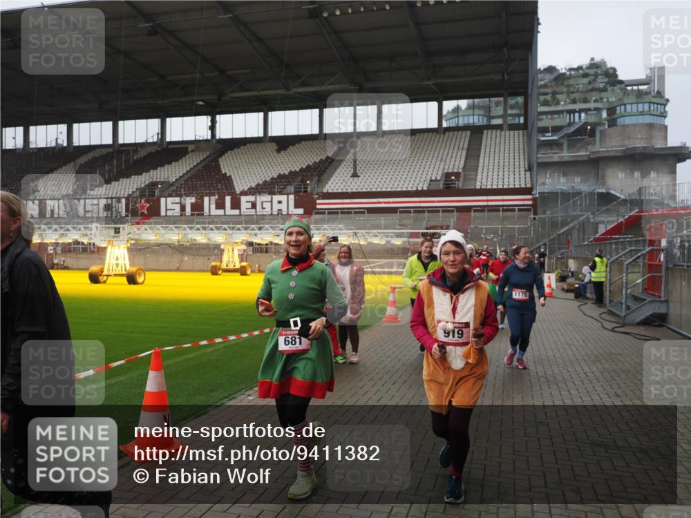 07.12.2025 - St. Pauli X-Mass-Run No. 15 Fabian Wolf http://msf.ph/oto/9411382 07.12.2025 11:13:01 Ziel 681, 683, 684, 919, 1175, 1178, 1703, 3167, 4794, 4795, 4796, 4802, 4804 meine-sportfotos.de