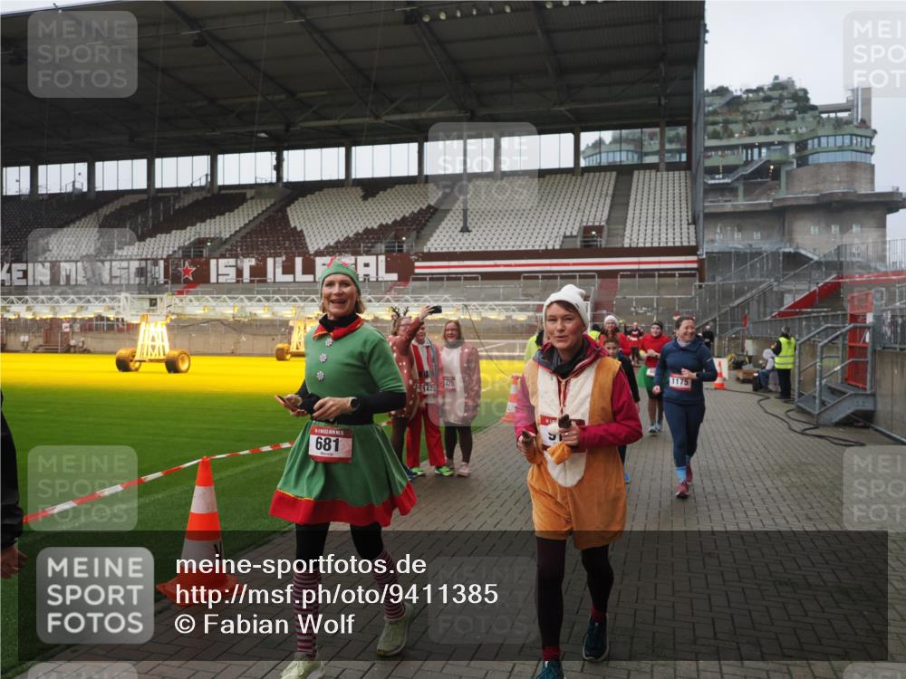 07.12.2025 - St. Pauli X-Mass-Run No. 15 Fabian Wolf http://msf.ph/oto/9411385 07.12.2025 11:13:02 Ziel 681, 683, 684, 919, 1175, 1178, 1703, 3167, 4795, 4796 meine-sportfotos.de