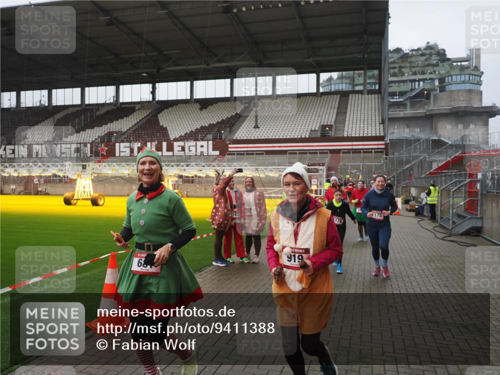 07.12.2025 - St. Pauli X-Mass-Run No. 15 Fabian Wolf http://msf.ph/oto/9411388 07.12.2025 11:13:02 Ziel 681, 683, 684, 919, 1175, 1178, 1703, 3167, 4795, 4796 meine-sportfotos.de