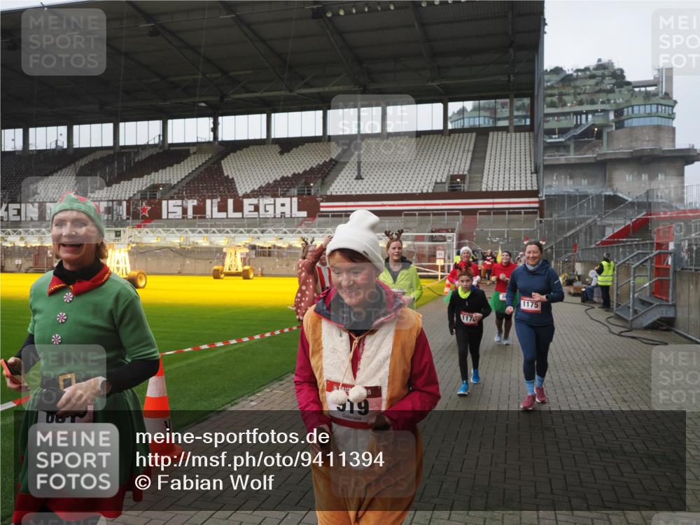 07.12.2025 - St. Pauli X-Mass-Run No. 15 Fabian Wolf http://msf.ph/oto/9411394 07.12.2025 11:13:02 Ziel 681, 683, 684, 919, 1175, 1178, 1703, 3167, 4795, 4796 meine-sportfotos.de