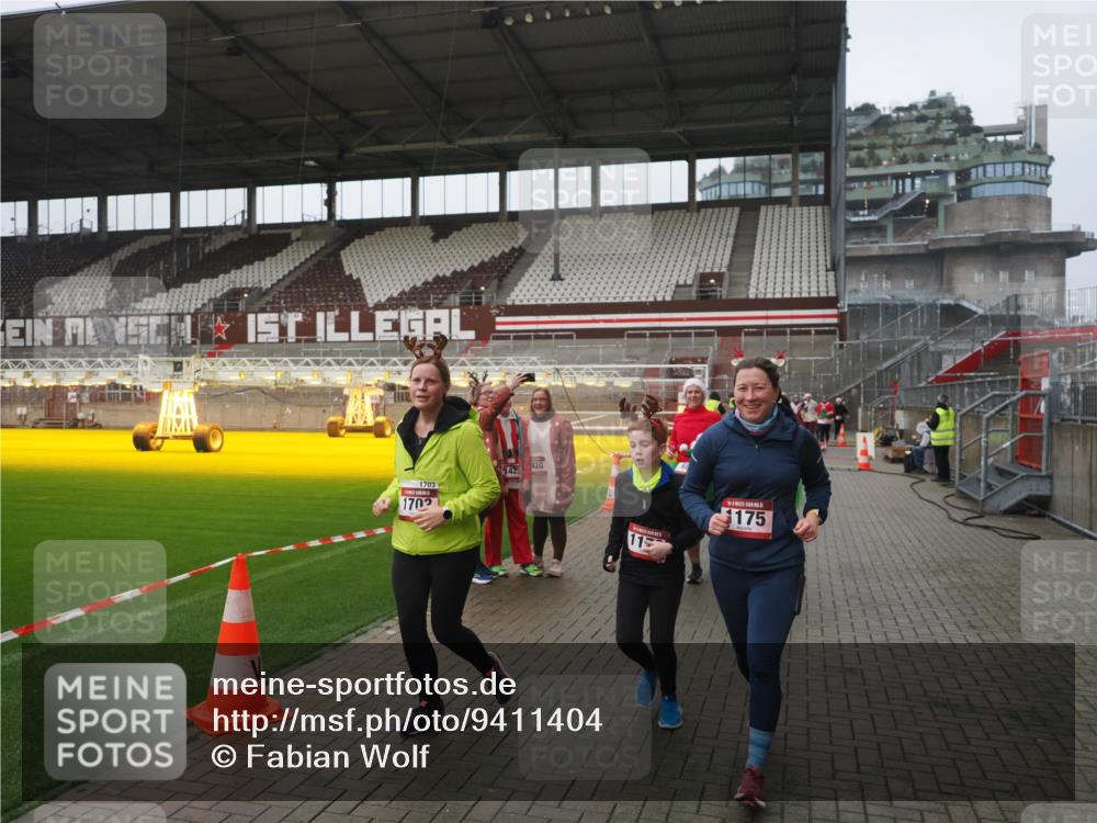 07.12.2025 - St. Pauli X-Mass-Run No. 15 Fabian Wolf http://msf.ph/oto/9411404 07.12.2025 11:13:03 Ziel 681, 683, 684, 919, 1175, 1178, 1703, 3167, 4795, 4796 meine-sportfotos.de