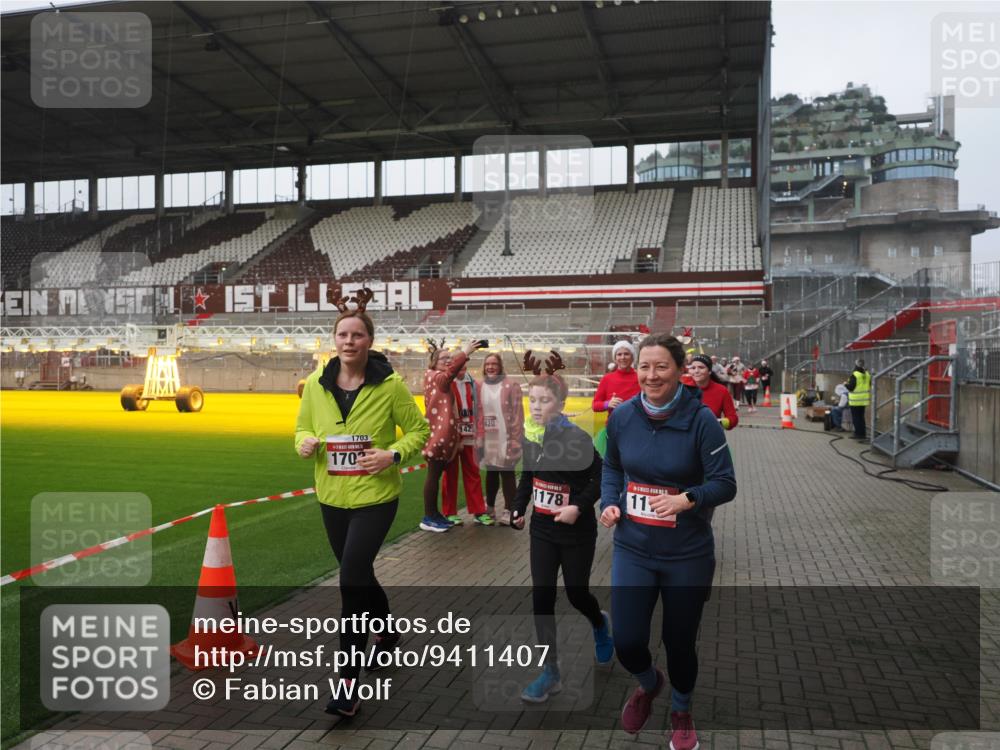 07.12.2025 - St. Pauli X-Mass-Run No. 15 Fabian Wolf http://msf.ph/oto/9411407 07.12.2025 11:13:04 Ziel 17, 22, 47, 681, 683, 684, 919, 1022, 1175, 1178, 1703, 4795, 4796 meine-sportfotos.de