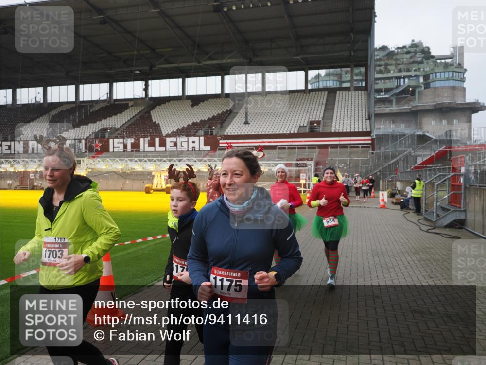 07.12.2025 - St. Pauli X-Mass-Run No. 15 Fabian Wolf http://msf.ph/oto/9411416 07.12.2025 11:13:04 Ziel 17, 22, 47, 681, 683, 684, 919, 1022, 1175, 1178, 1703, 4795, 4796 meine-sportfotos.de