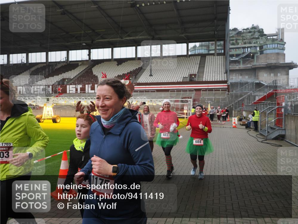 07.12.2025 - St. Pauli X-Mass-Run No. 15 Fabian Wolf http://msf.ph/oto/9411419 07.12.2025 11:13:04 Ziel 17, 22, 47, 681, 683, 684, 919, 1022, 1175, 1178, 1703, 4795, 4796 meine-sportfotos.de