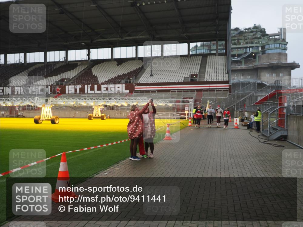 07.12.2025 - St. Pauli X-Mass-Run No. 15 Fabian Wolf http://msf.ph/oto/9411441 07.12.2025 11:13:07 Ziel 17, 22, 47, 681, 683, 684, 919, 1022, 1175, 1178, 1645, 1646, 1647, 1703 meine-sportfotos.de