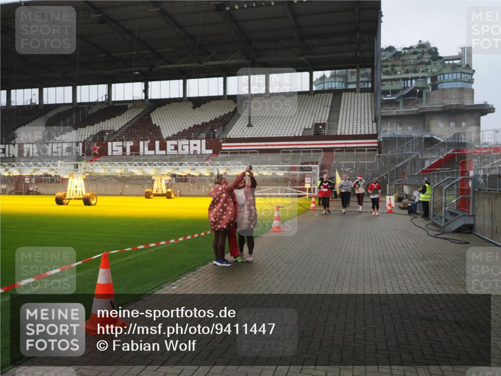 07.12.2025 - St. Pauli X-Mass-Run No. 15 Fabian Wolf http://msf.ph/oto/9411447 07.12.2025 11:13:07 Ziel 17, 22, 47, 681, 683, 684, 919, 1022, 1175, 1178, 1645, 1646, 1647, 1703 meine-sportfotos.de