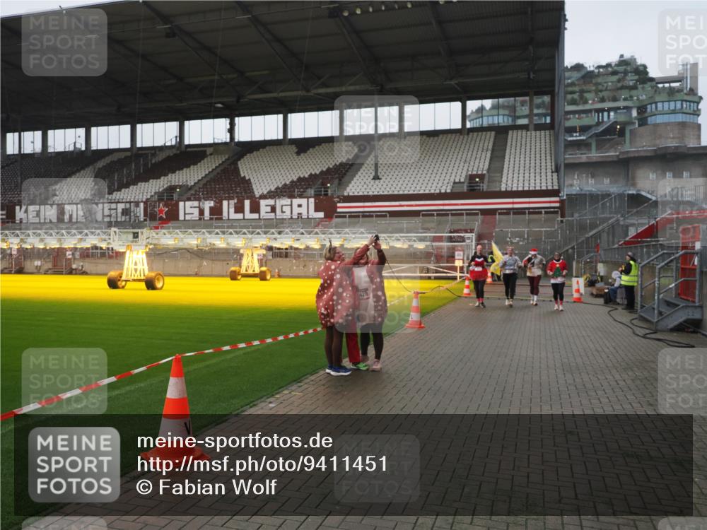 07.12.2025 - St. Pauli X-Mass-Run No. 15 Fabian Wolf http://msf.ph/oto/9411451 07.12.2025 11:13:08 Ziel 17, 22, 47, 681, 683, 684, 919, 1022, 1175, 1178, 1645, 1646, 1647, 1703 meine-sportfotos.de