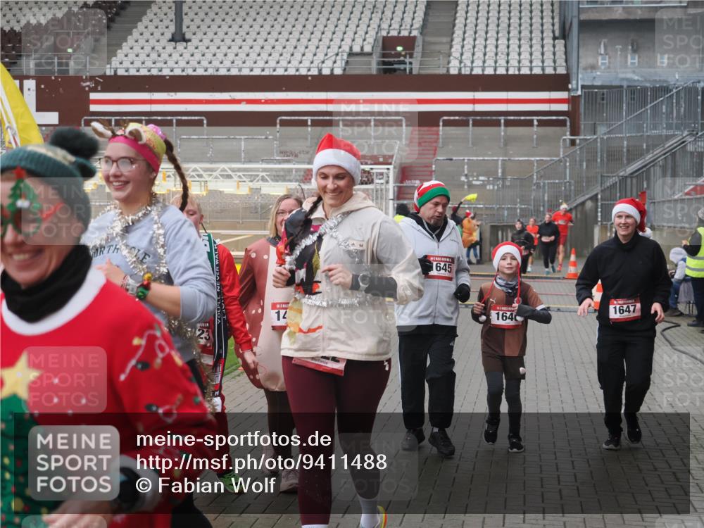 07.12.2025 - St. Pauli X-Mass-Run No. 15 Fabian Wolf http://msf.ph/oto/9411488 07.12.2025 11:13:15 Ziel 17, 22, 47, 683, 684, 1022, 1645, 1646, 1647, 2125 meine-sportfotos.de