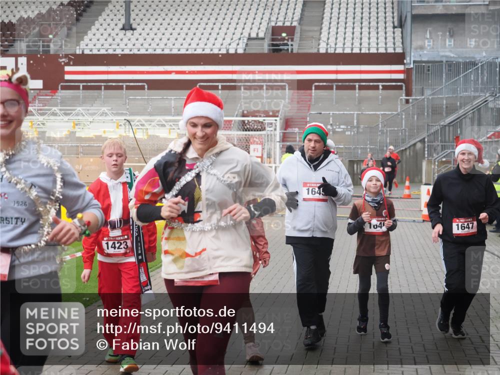07.12.2025 - St. Pauli X-Mass-Run No. 15 Fabian Wolf http://msf.ph/oto/9411494 07.12.2025 11:13:15 Ziel 17, 22, 47, 683, 684, 1022, 1645, 1646, 1647, 2125 meine-sportfotos.de