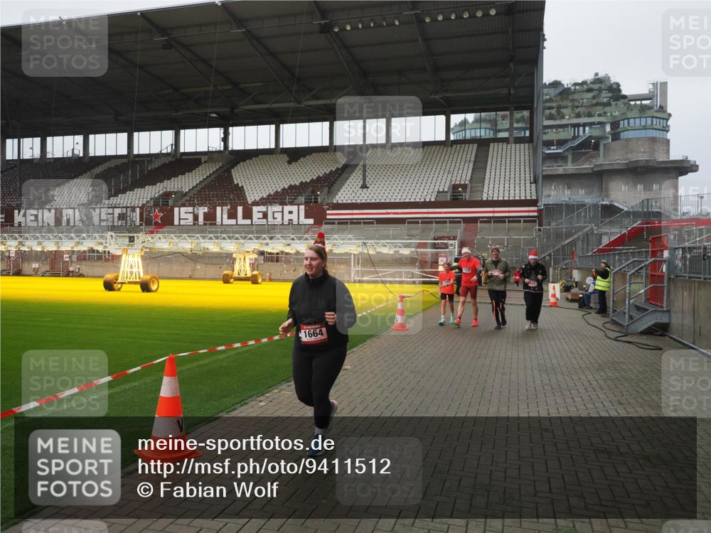 07.12.2025 - St. Pauli X-Mass-Run No. 15 Fabian Wolf http://msf.ph/oto/9411512 07.12.2025 11:13:27 Ziel 585, 1338, 1341, 1647, 1664, 2125, 2773 meine-sportfotos.de