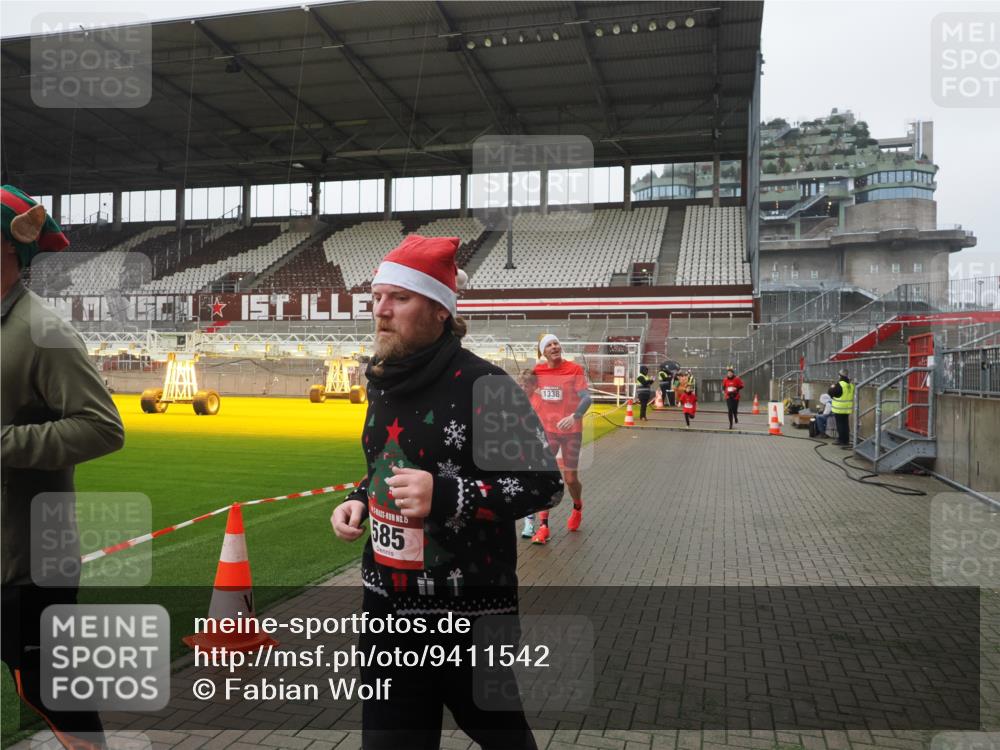 07.12.2025 - St. Pauli X-Mass-Run No. 15 Fabian Wolf http://msf.ph/oto/9411542 07.12.2025 11:13:31 Ziel 585, 1111, 1114, 1338, 1341, 1664, 2125, 2773 meine-sportfotos.de