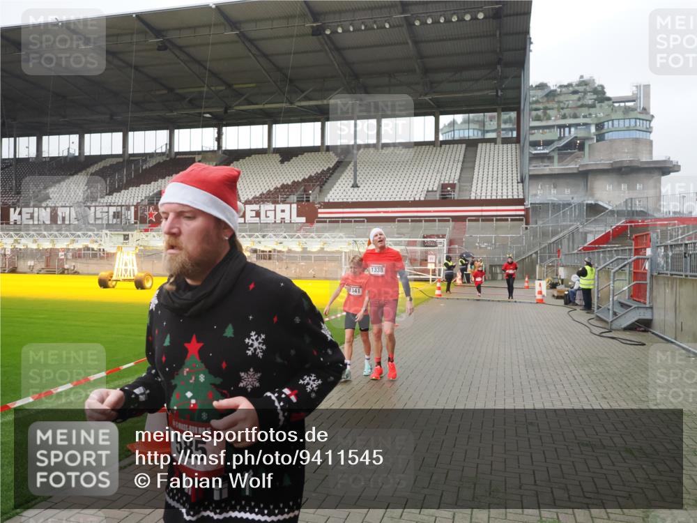 07.12.2025 - St. Pauli X-Mass-Run No. 15 Fabian Wolf http://msf.ph/oto/9411545 07.12.2025 11:13:31 Ziel 585, 1111, 1114, 1338, 1341, 1664, 2125, 2773 meine-sportfotos.de