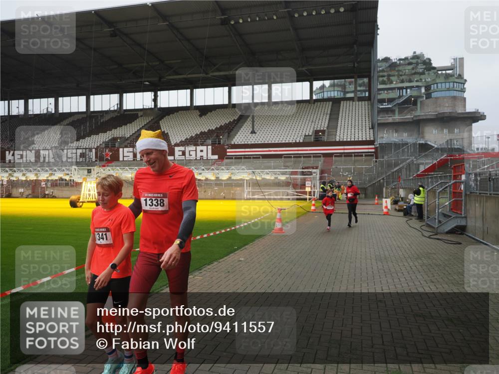07.12.2025 - St. Pauli X-Mass-Run No. 15 Fabian Wolf http://msf.ph/oto/9411557 07.12.2025 11:13:34 Ziel 585, 1111, 1114, 1338, 1341, 1664, 2125, 2773 meine-sportfotos.de