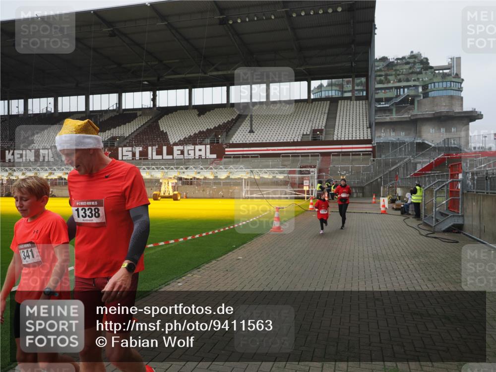 07.12.2025 - St. Pauli X-Mass-Run No. 15 Fabian Wolf http://msf.ph/oto/9411563 07.12.2025 11:13:35 Ziel 585, 1111, 1114, 1338, 1341, 1664, 2125, 2773 meine-sportfotos.de