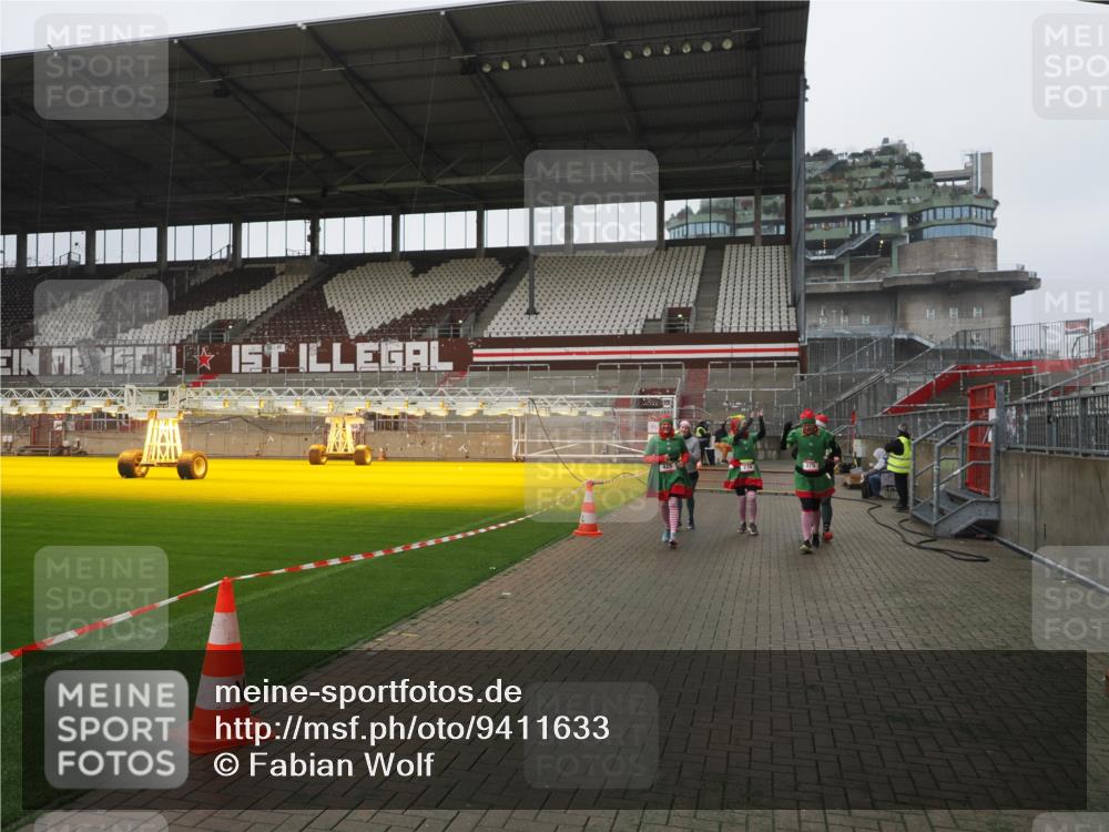 07.12.2025 - St. Pauli X-Mass-Run No. 15 Fabian Wolf http://msf.ph/oto/9411633 07.12.2025 11:13:59 Ziel 274, 375, 425, 475, 708 meine-sportfotos.de