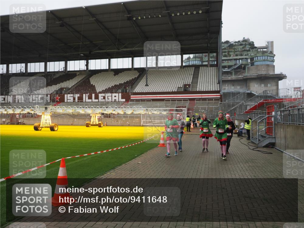 07.12.2025 - St. Pauli X-Mass-Run No. 15 Fabian Wolf http://msf.ph/oto/9411648 07.12.2025 11:14:00 Ziel 274, 375, 425, 475, 708 meine-sportfotos.de
