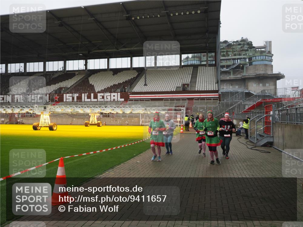 07.12.2025 - St. Pauli X-Mass-Run No. 15 Fabian Wolf http://msf.ph/oto/9411657 07.12.2025 11:14:01 Ziel 274, 375, 425, 475, 708 meine-sportfotos.de