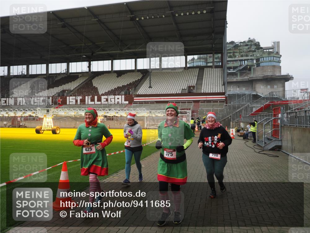 07.12.2025 - St. Pauli X-Mass-Run No. 15 Fabian Wolf http://msf.ph/oto/9411685 07.12.2025 11:14:02 Ziel 274, 375, 425, 475, 708 meine-sportfotos.de