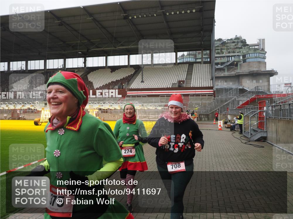 07.12.2025 - St. Pauli X-Mass-Run No. 15 Fabian Wolf http://msf.ph/oto/9411697 07.12.2025 11:14:03 Ziel 274, 375, 425, 475, 708 meine-sportfotos.de