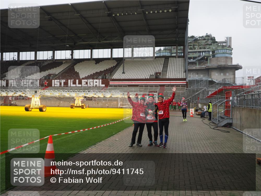 07.12.2025 - St. Pauli X-Mass-Run No. 15 Fabian Wolf http://msf.ph/oto/9411745 07.12.2025 11:14:28 Ziel 525, 942, 946, 948 meine-sportfotos.de