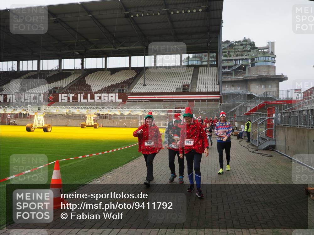 07.12.2025 - St. Pauli X-Mass-Run No. 15 Fabian Wolf http://msf.ph/oto/9411792 07.12.2025 11:14:32 Ziel 525, 1776, 1805, 1806, 2040, 2211 meine-sportfotos.de