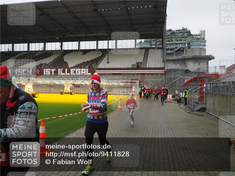 07.12.2025 - St. Pauli X-Mass-Run No. 15 Fabian Wolf http://msf.ph/oto/9411828 07.12.2025 11:14:36 Ziel 525, 1776, 1778, 1798, 1804, 1805, 1806, 1807, 2040, 2211, 4010 meine-sportfotos.de