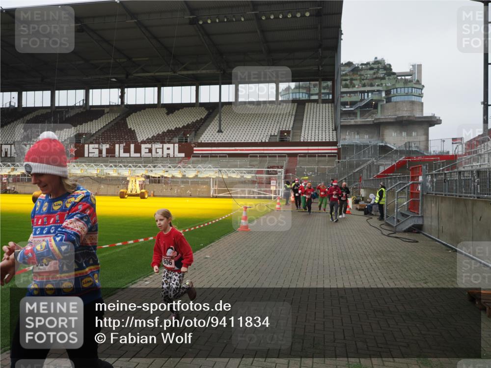 07.12.2025 - St. Pauli X-Mass-Run No. 15 Fabian Wolf http://msf.ph/oto/9411834 07.12.2025 11:14:37 Ziel 525, 1776, 1778, 1798, 1804, 1805, 1806, 1807, 2040, 2211, 4010 meine-sportfotos.de