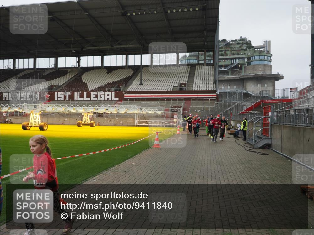07.12.2025 - St. Pauli X-Mass-Run No. 15 Fabian Wolf http://msf.ph/oto/9411840 07.12.2025 11:14:37 Ziel 525, 1776, 1778, 1798, 1804, 1805, 1806, 1807, 2040, 2211, 4010 meine-sportfotos.de